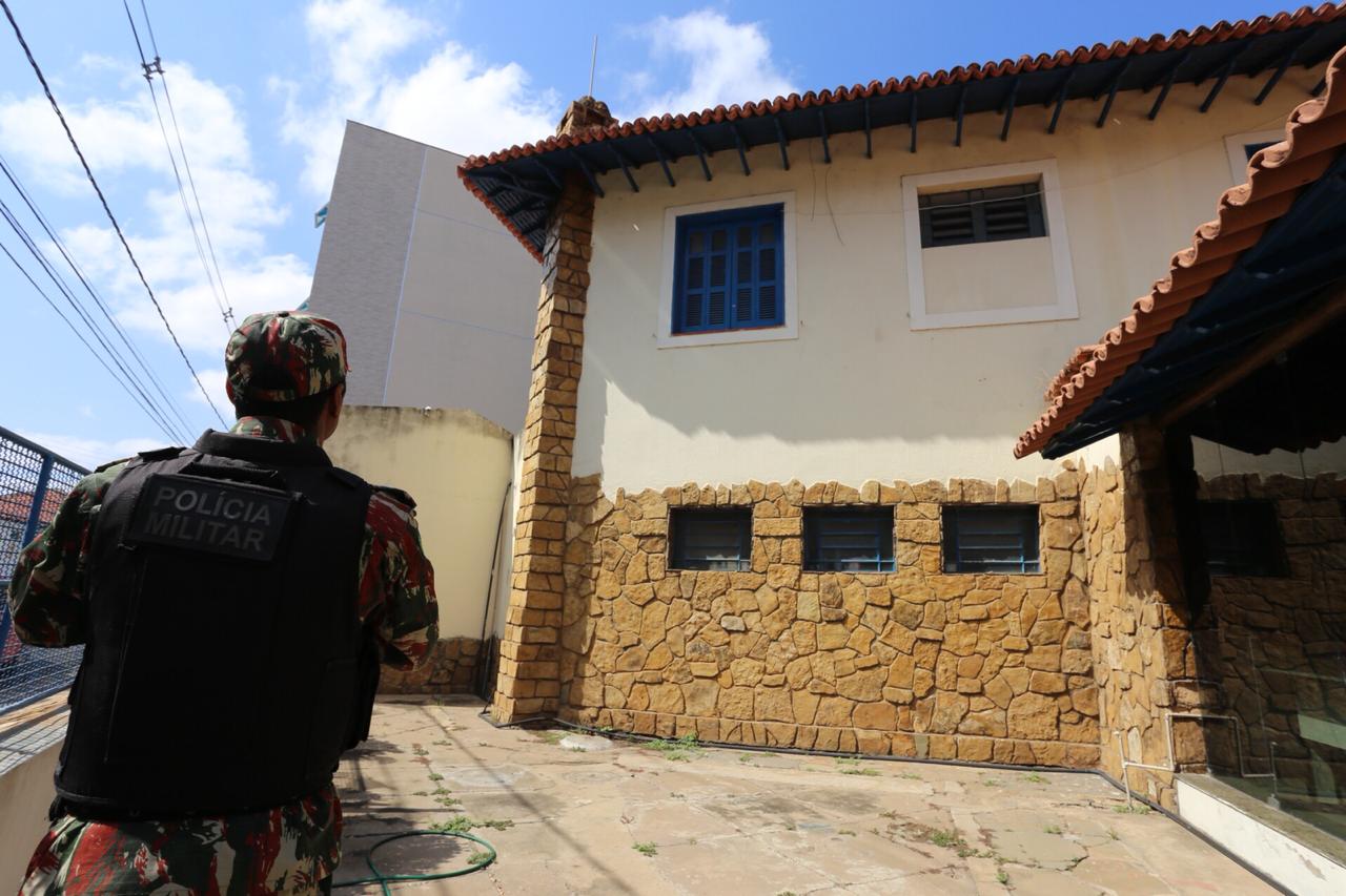 A colmeia está localizada em uma chaminé na sede da União das Câmaras Municipais do Estado do Piauí (AVEP).