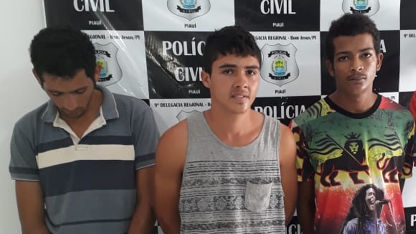 Homens presos por roubo e furto de motocicleta 
