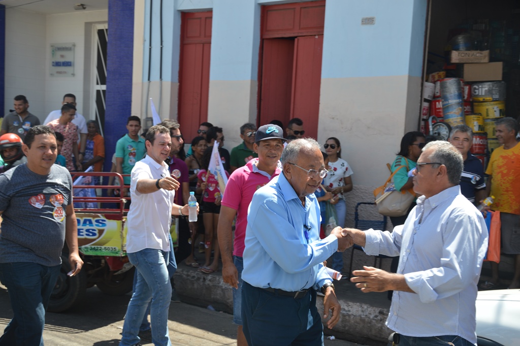 Dr. Pessoa cumprimenta eleitor
