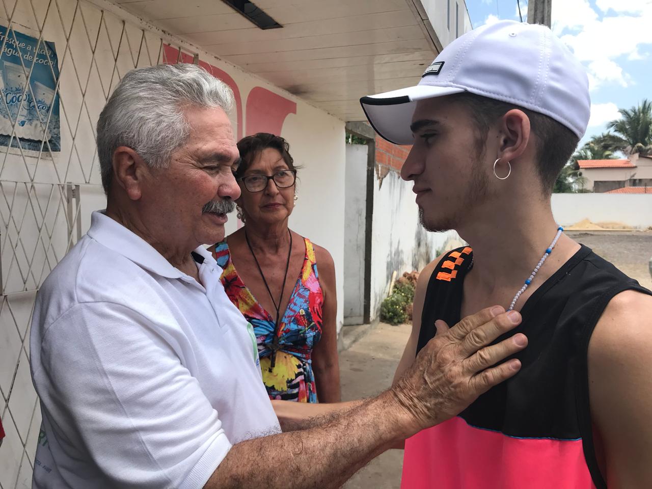 Elmano Férrer conversa com eleitores