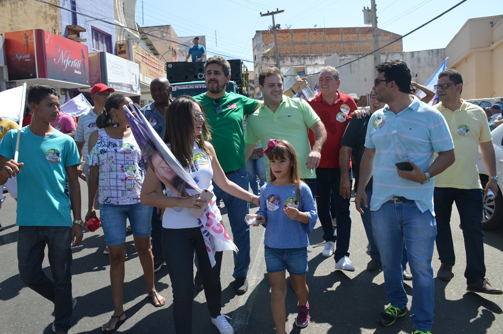 Pablo Santos participa de caminhada em Picos