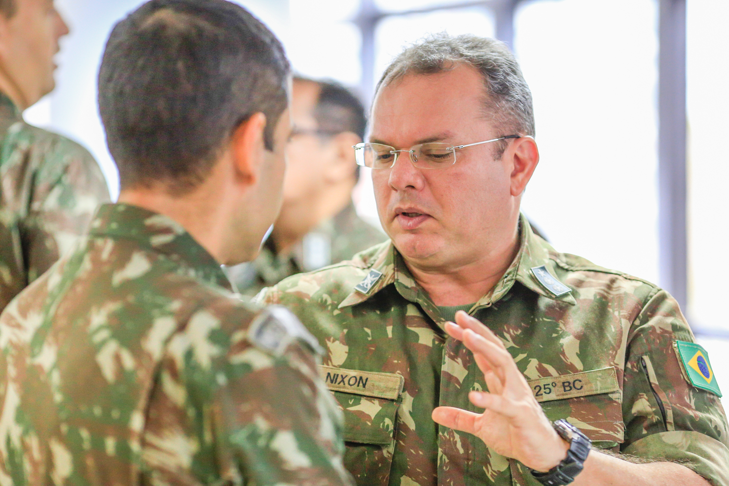 Coronel Nixon conversando com o General do Exército