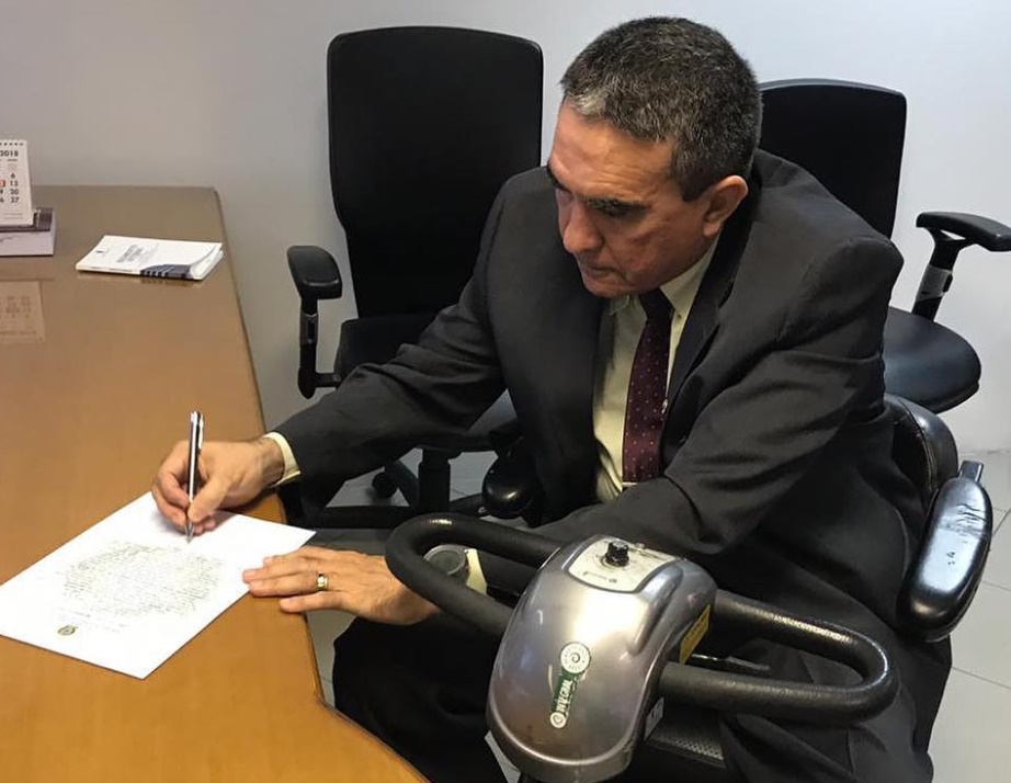 Juiz José Olindo Gil Barbosa assina termo de posse