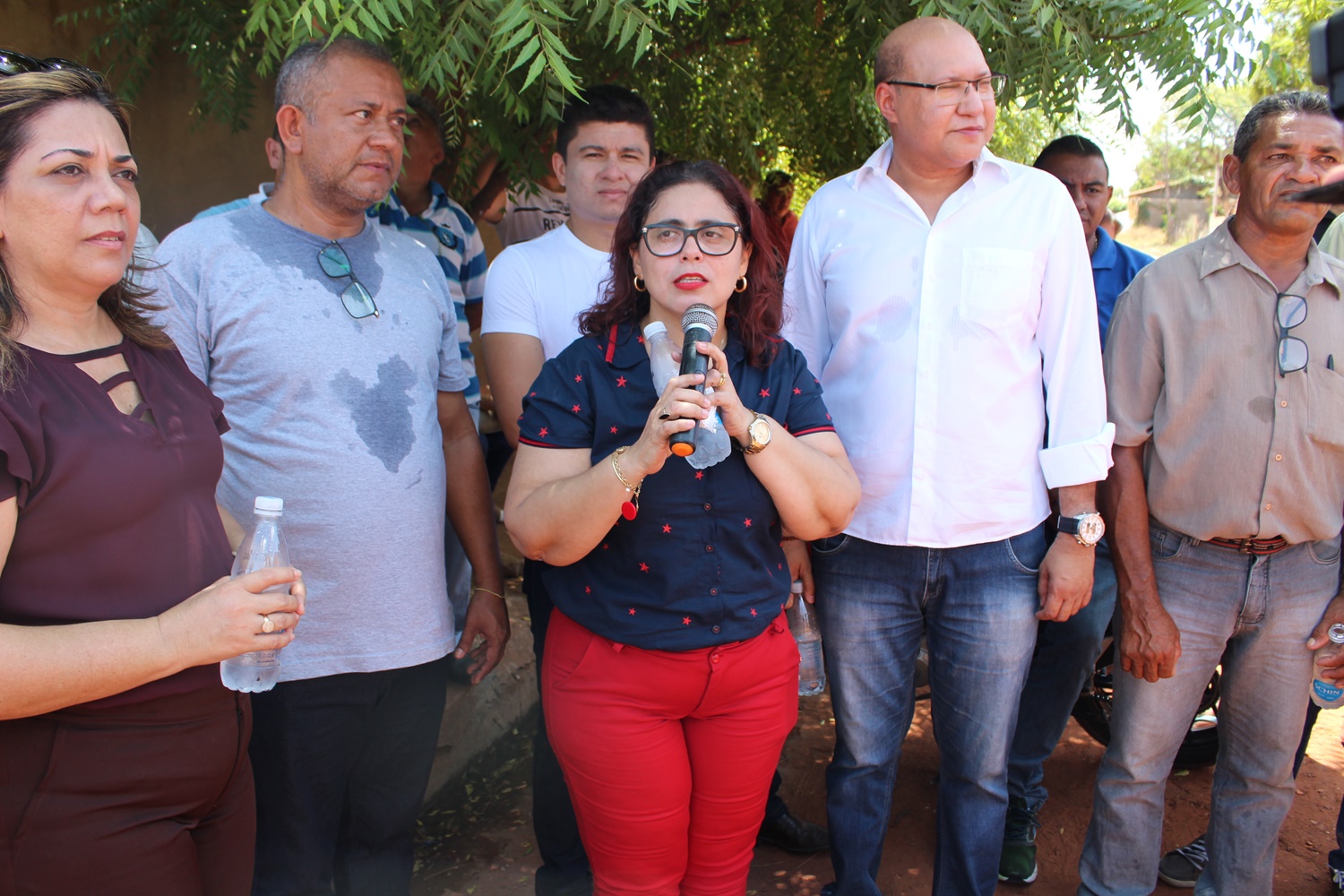 Prefeita Patrícia Leal entrega obra de calçamento em Altos