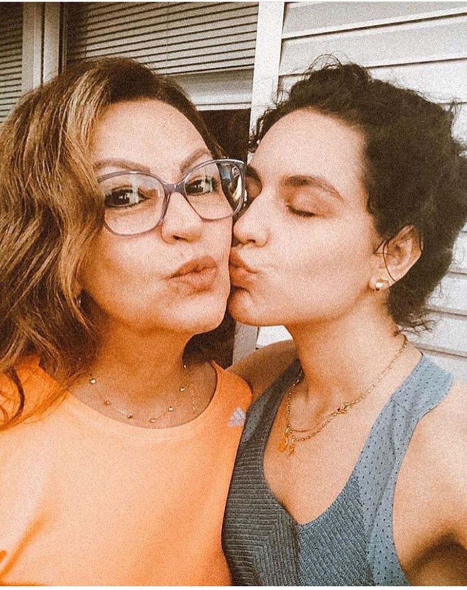 Kéfera e sua mãe Zeiva