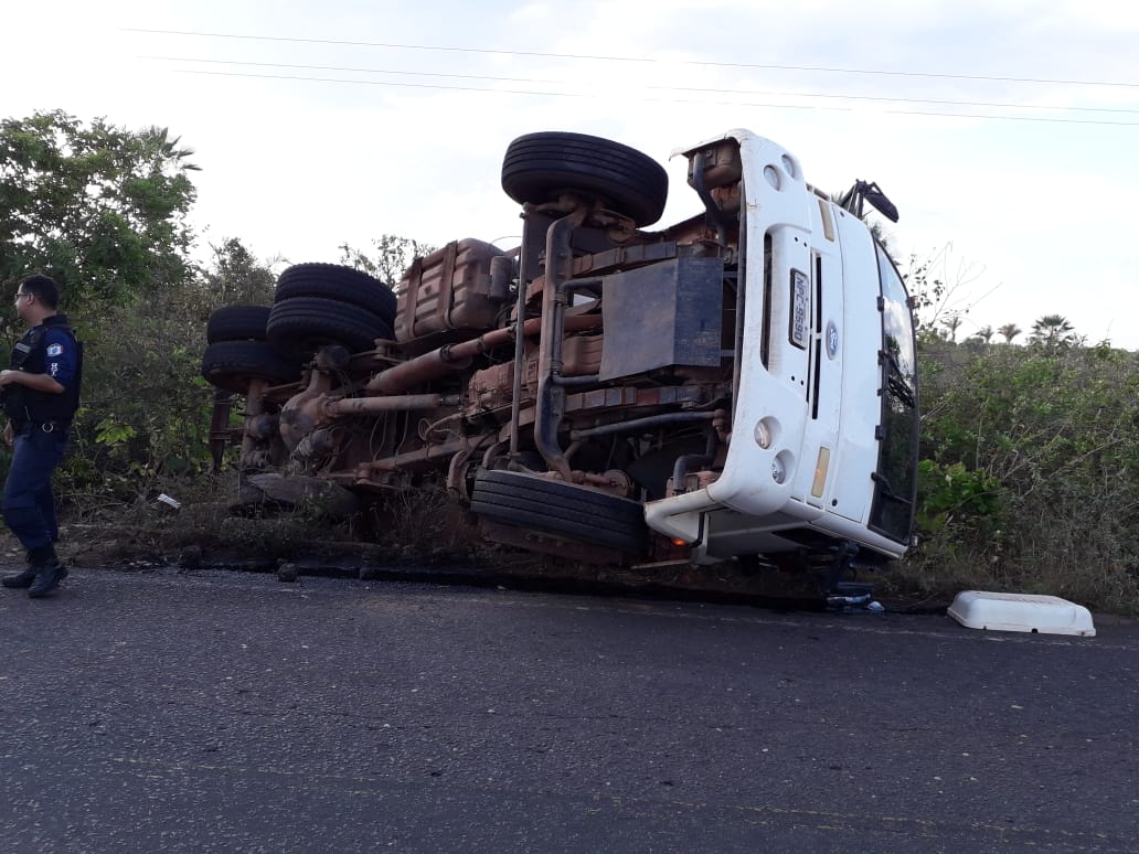 Carreta que transportava brita tomba em rodovia do Piauí