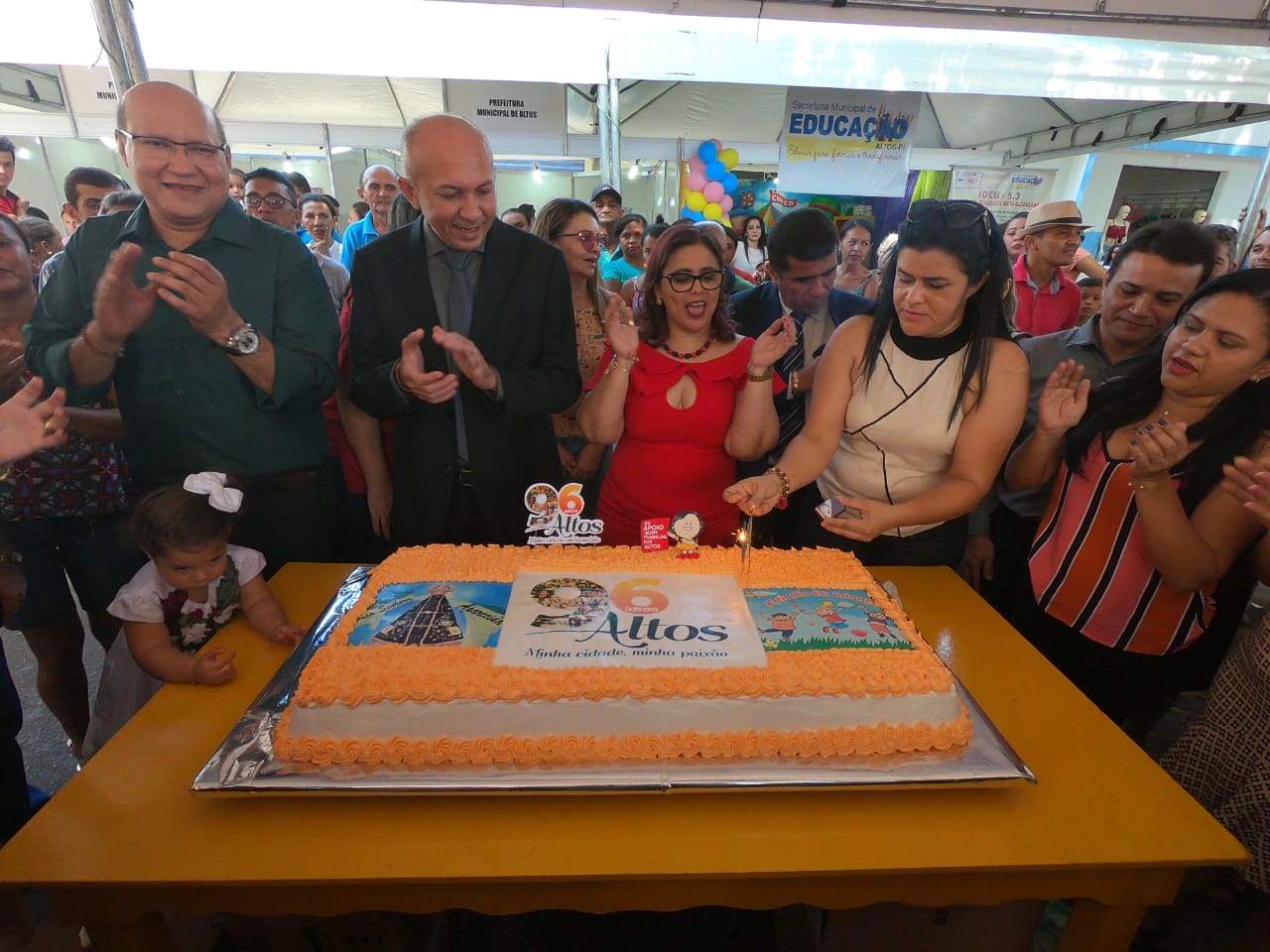 Corte do bolo de aniversário da cidade de Altos