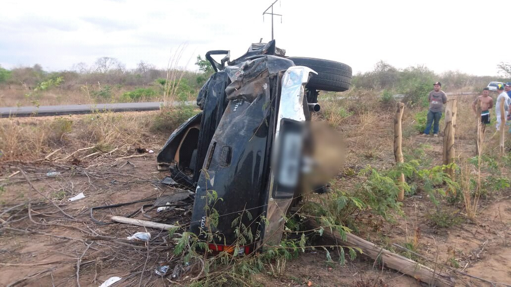 Carro capotou na BR-135
