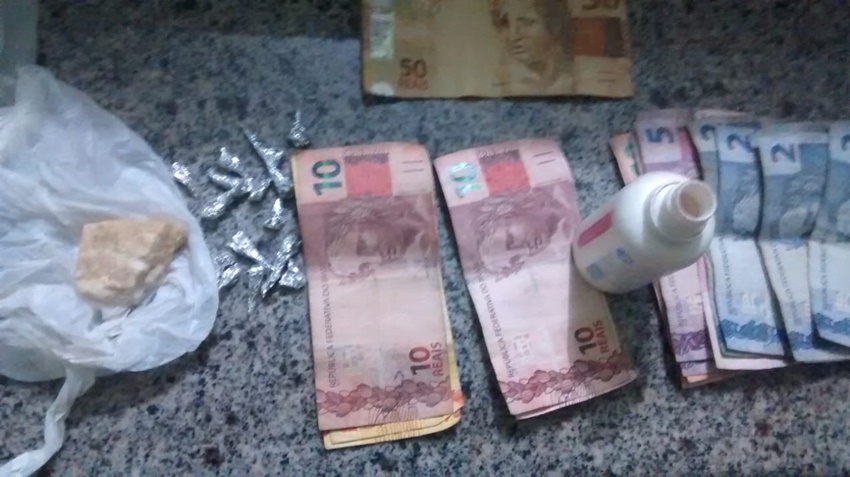 Foram apreendidos 15 pedrinhas análogas a crack e um pedra maior com aproximadamente 20 gramas da mesma substância e a quantia de 190 reais em dinheiro trocado.