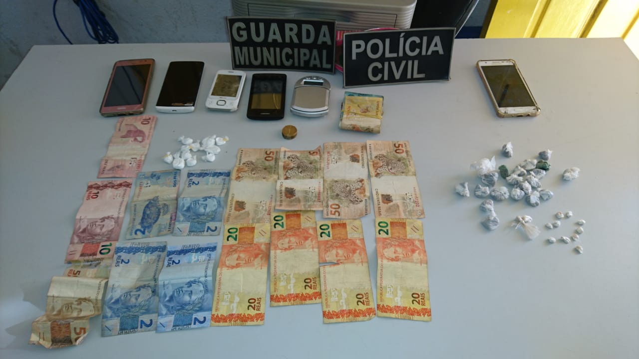 Material apreendido durante a ação da polícia