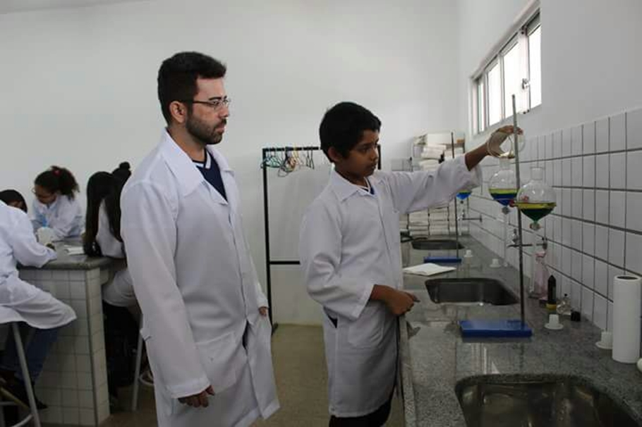 Samuel no laboratório de química 