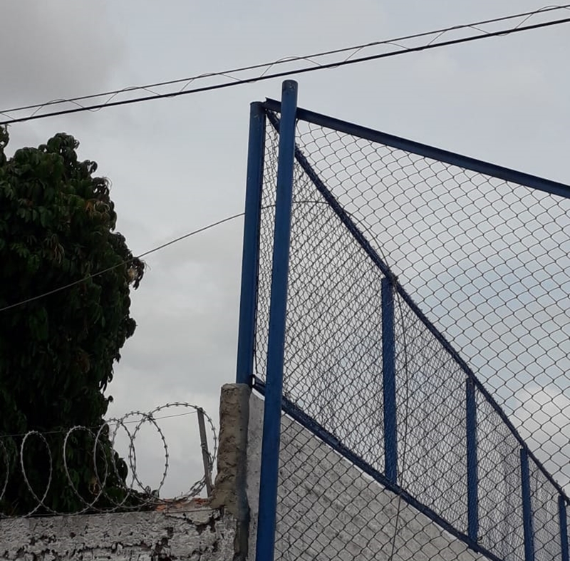 Fio caído no alambrado da quadra
