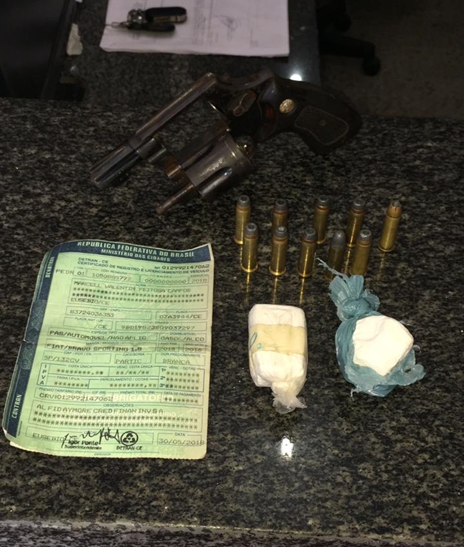 Cocaína e revólver apreendido com os suspeitos 