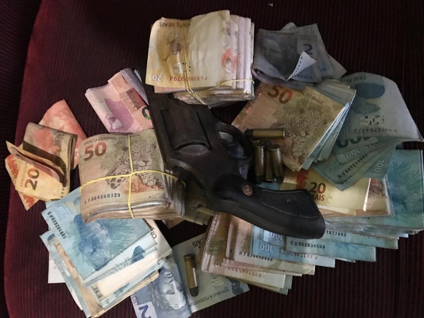 Foram apreendidos 25 mil reais na residência.