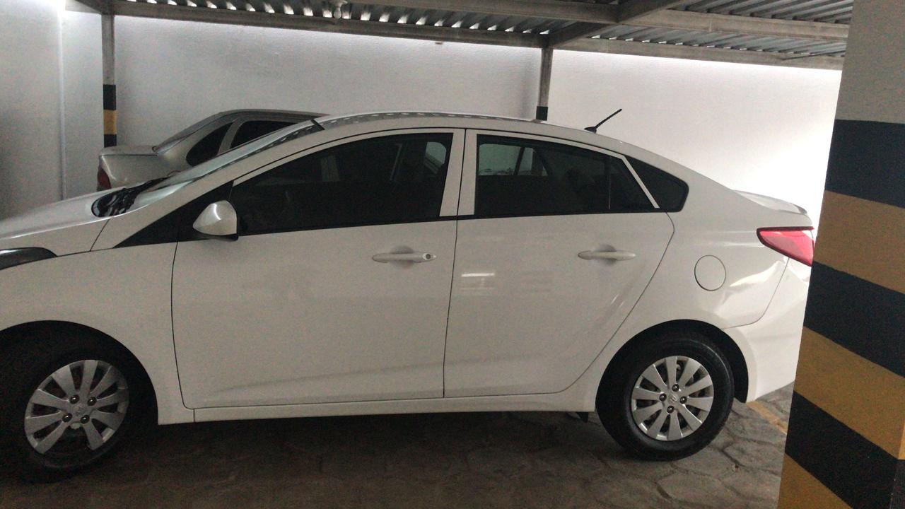 Os criminosos roubaram um veículo modelo HB20 sedan  