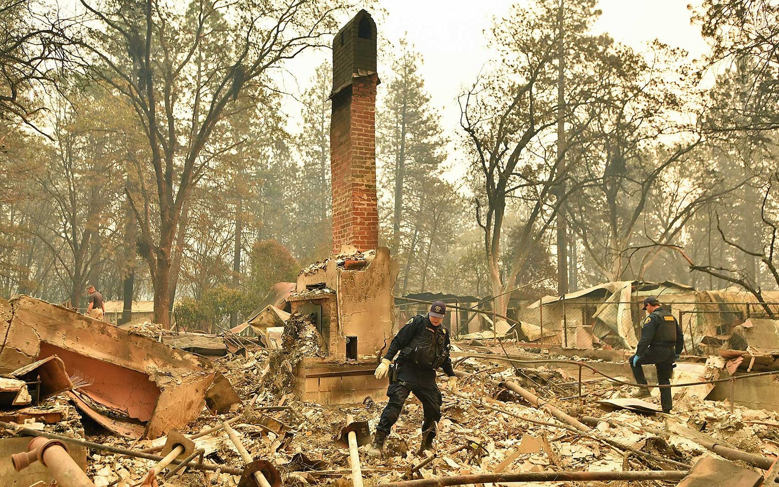Equipe de resgate procura restos mortais em residência na Califórnia