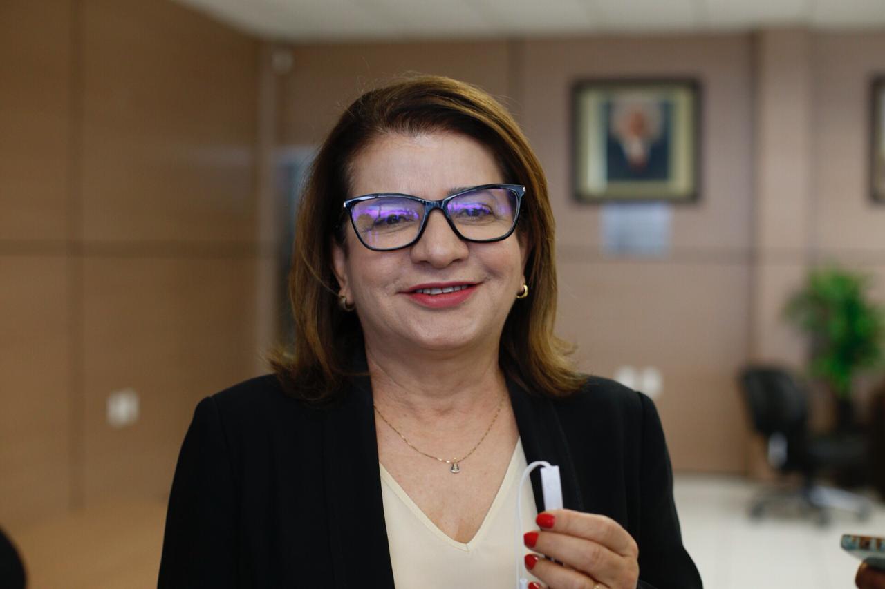 Vereadora Graça Amorim em sessão na Alepi