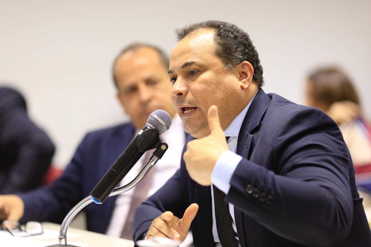 Deputado Evaldo Gomes em sessão na Alepi