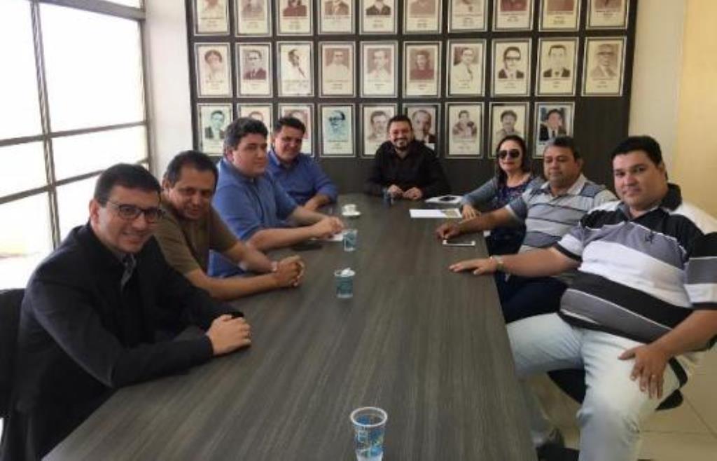 Padre Walmir discute com aliados eleição da Câmara de Picos