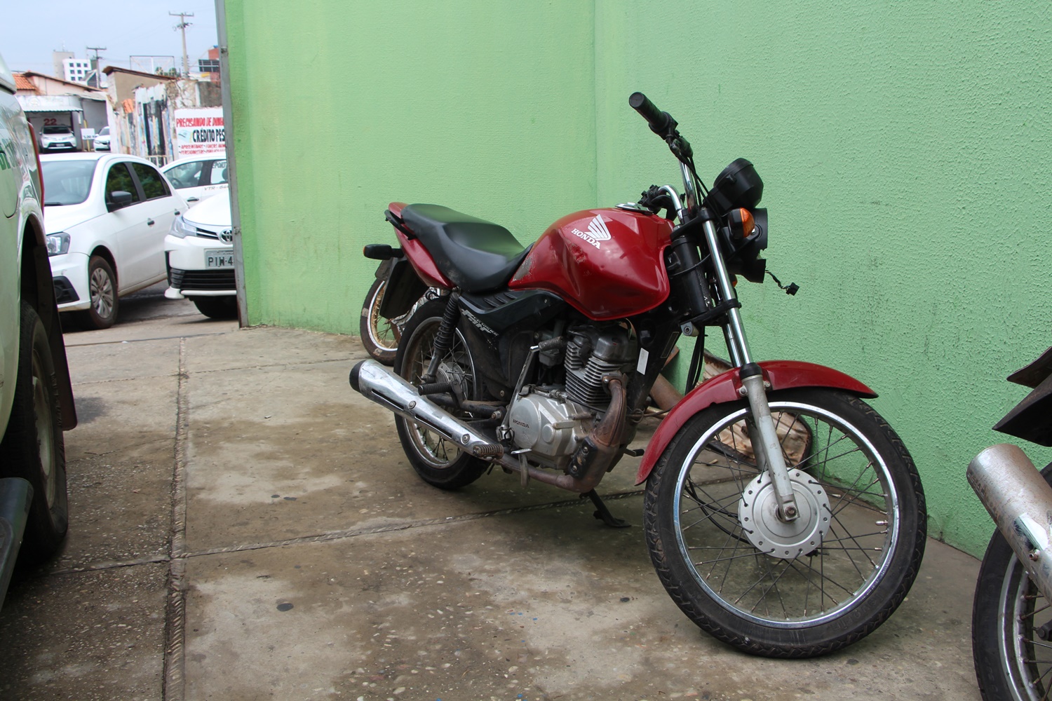 A dupla estava realizando assaltos em uma motocicleta