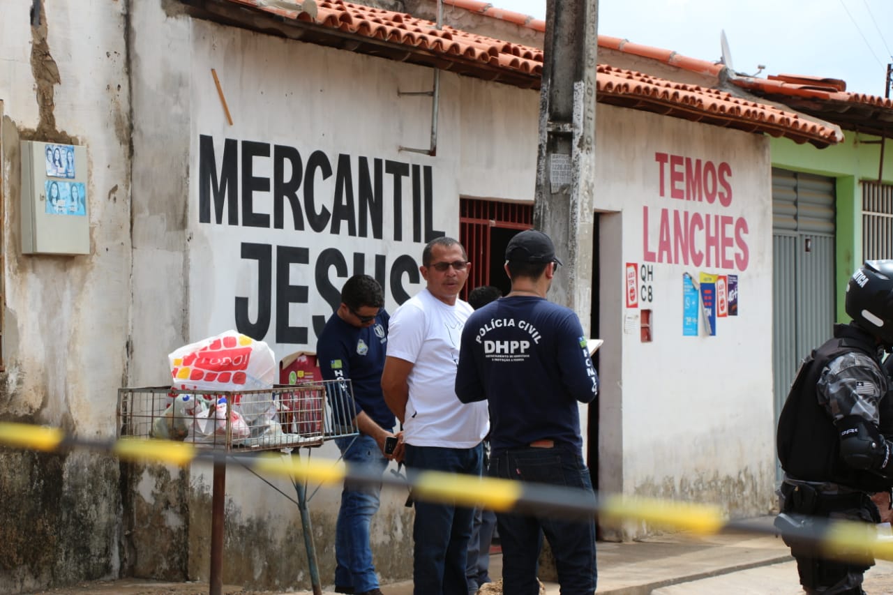 Pai da vítima conversando com os policiais