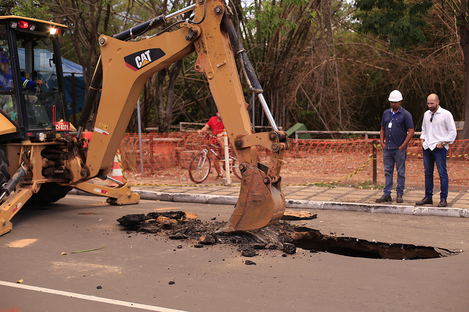  Cratera se abre na Avenida Raul Lopes
