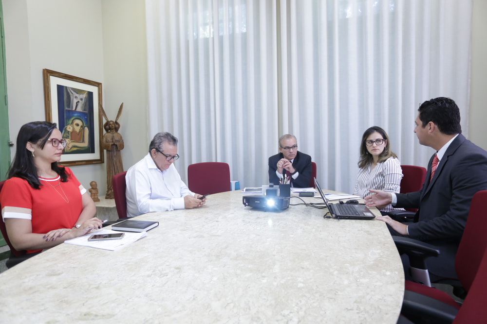 Firmino Filho em reunião com membros do Observatório da Violência Contra a Mulher