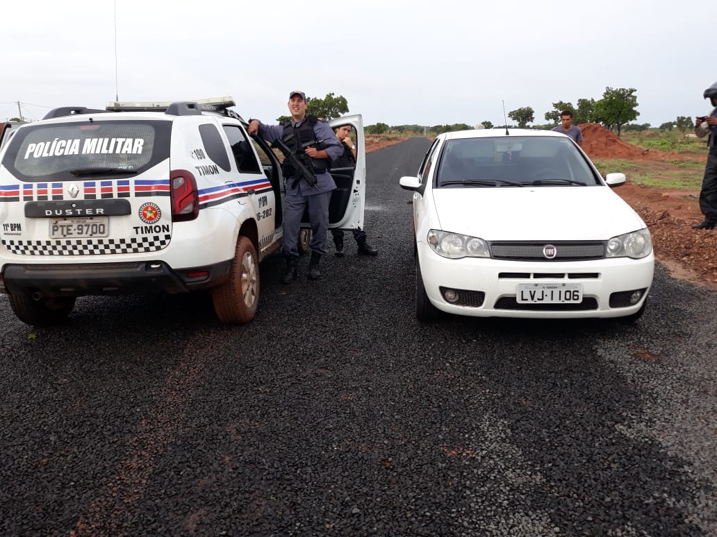 O carro foi encontrado abandonado na Avenida Parnarama