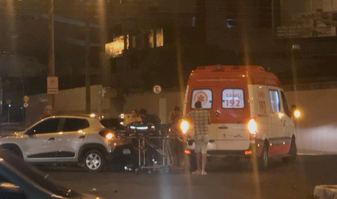 Acidente entre carro e moto na zona leste