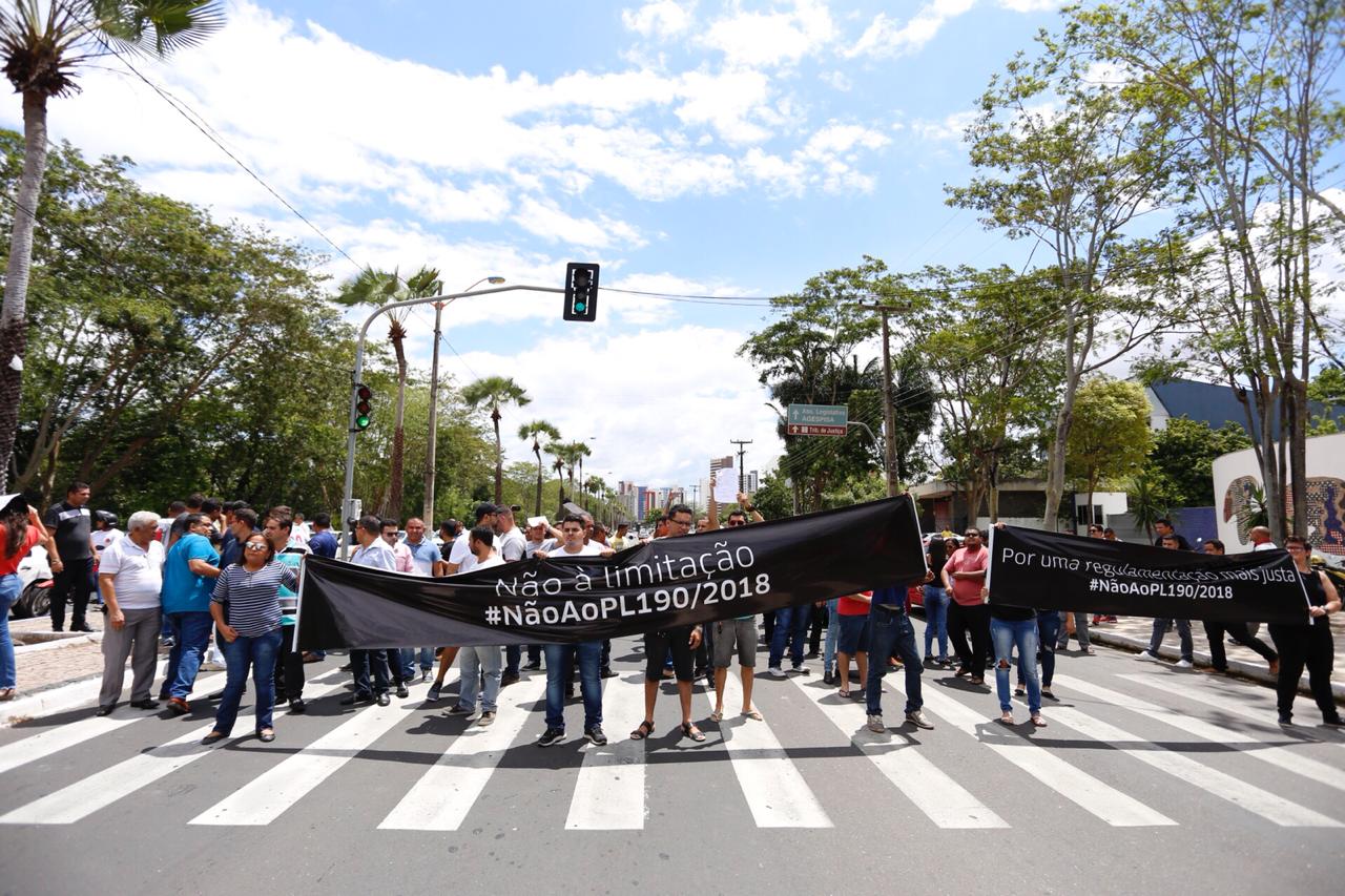 As duas vias da Av Marechal Castelo Branco foram interditadas