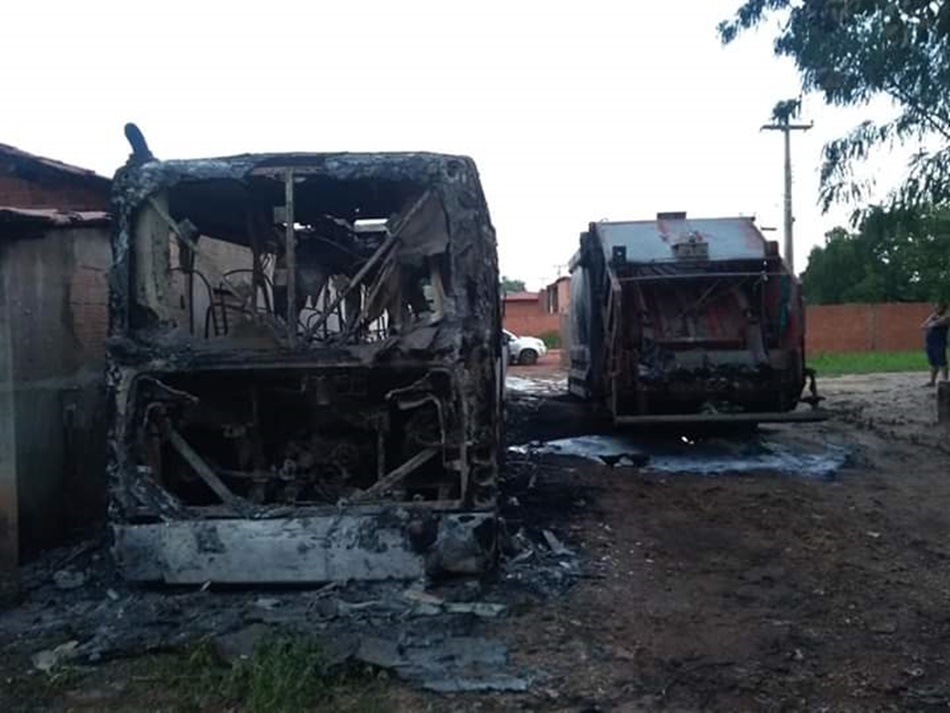 Veículos ficaram completamente destruídos