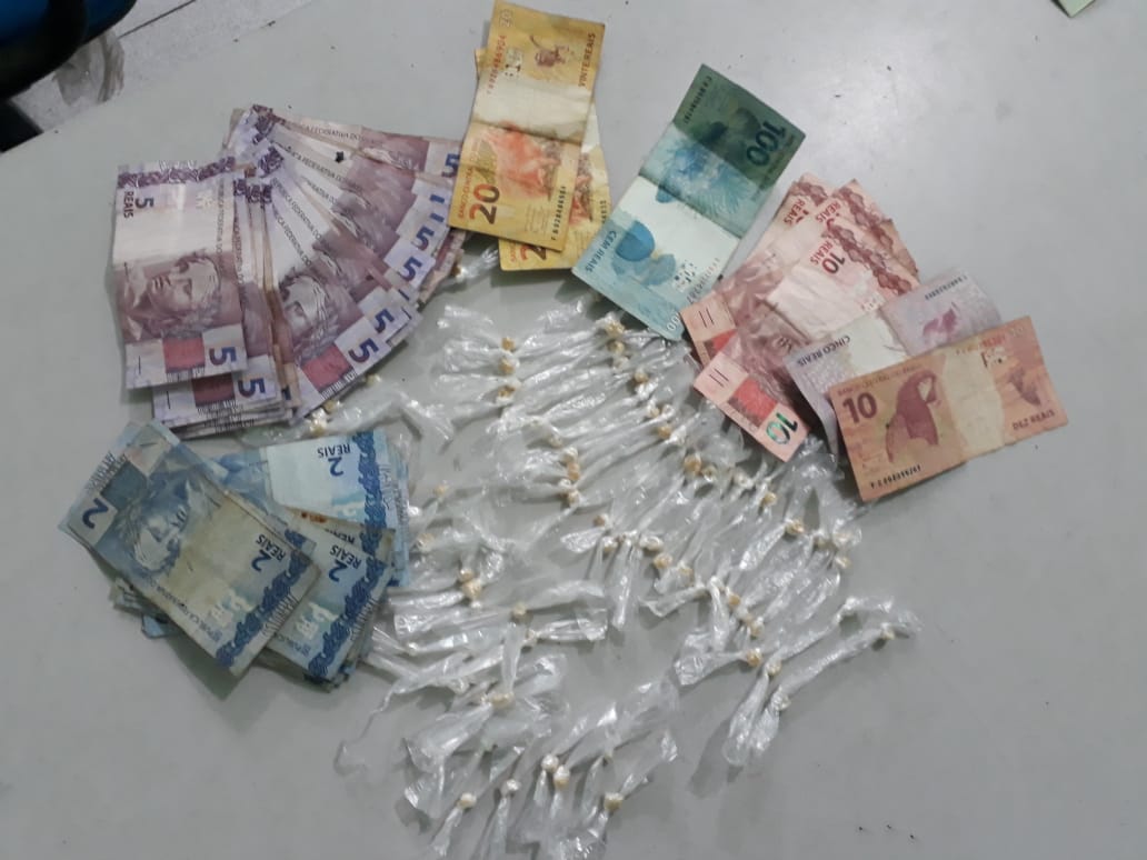 Drogas e dinheiro apreendidos