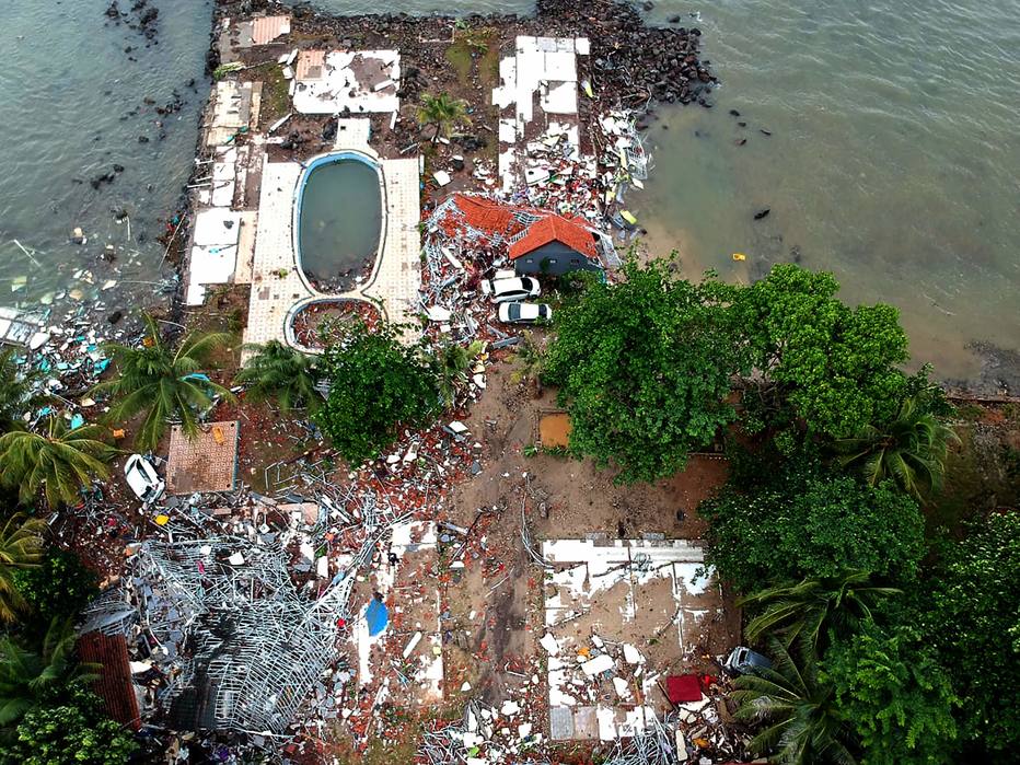 Imagem aérea mostra edifícios destruídos após Tsunami na Indonésia
