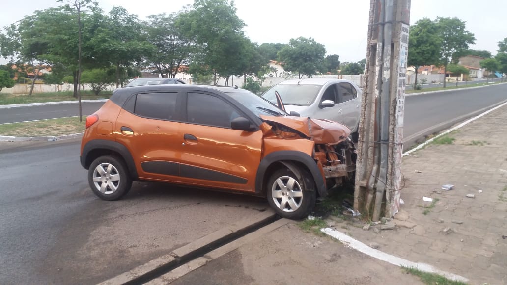 O carro foi roubado nas proximidades da UPA do Renascença