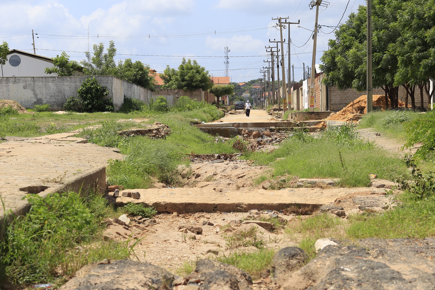 Rua no Torquato Neto ficou destruída após série de chuvas