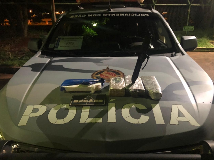 A Polícia Militar apreendeu uma arma de fabricação caseira e um celular roubado.