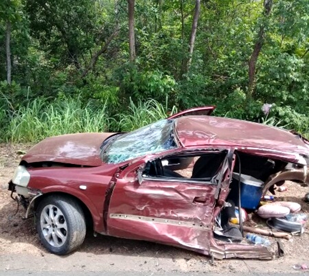 Veículo após colidir em árvore