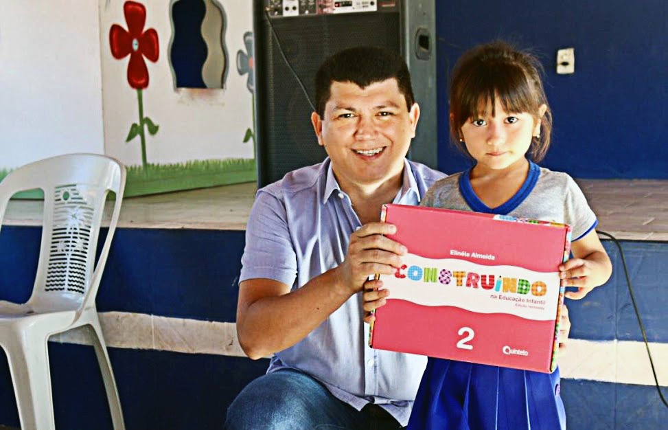 Prefeito Rubens Vieira ao lado de estudante da rede infantil de Cocal