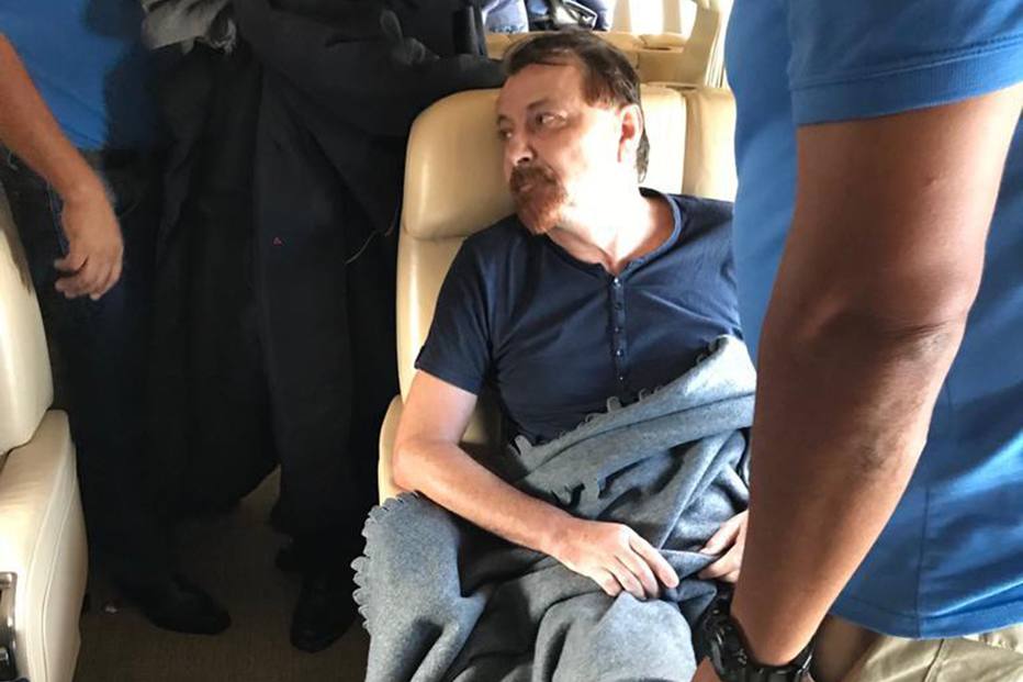 Cesare Battisti embarca para Itália