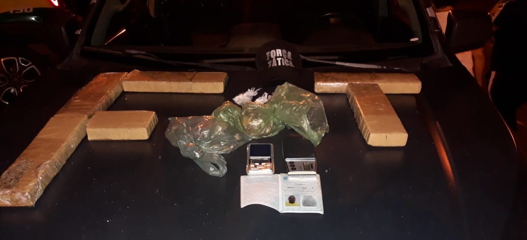 Foram apreendidos seis tabletes de maconha, duas balanças de precisão e dinheiro trocado.