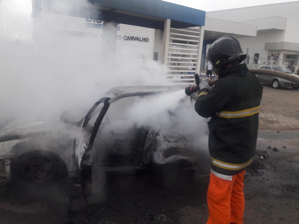 Bombeiros fizeram trabalho de contenção do fogo