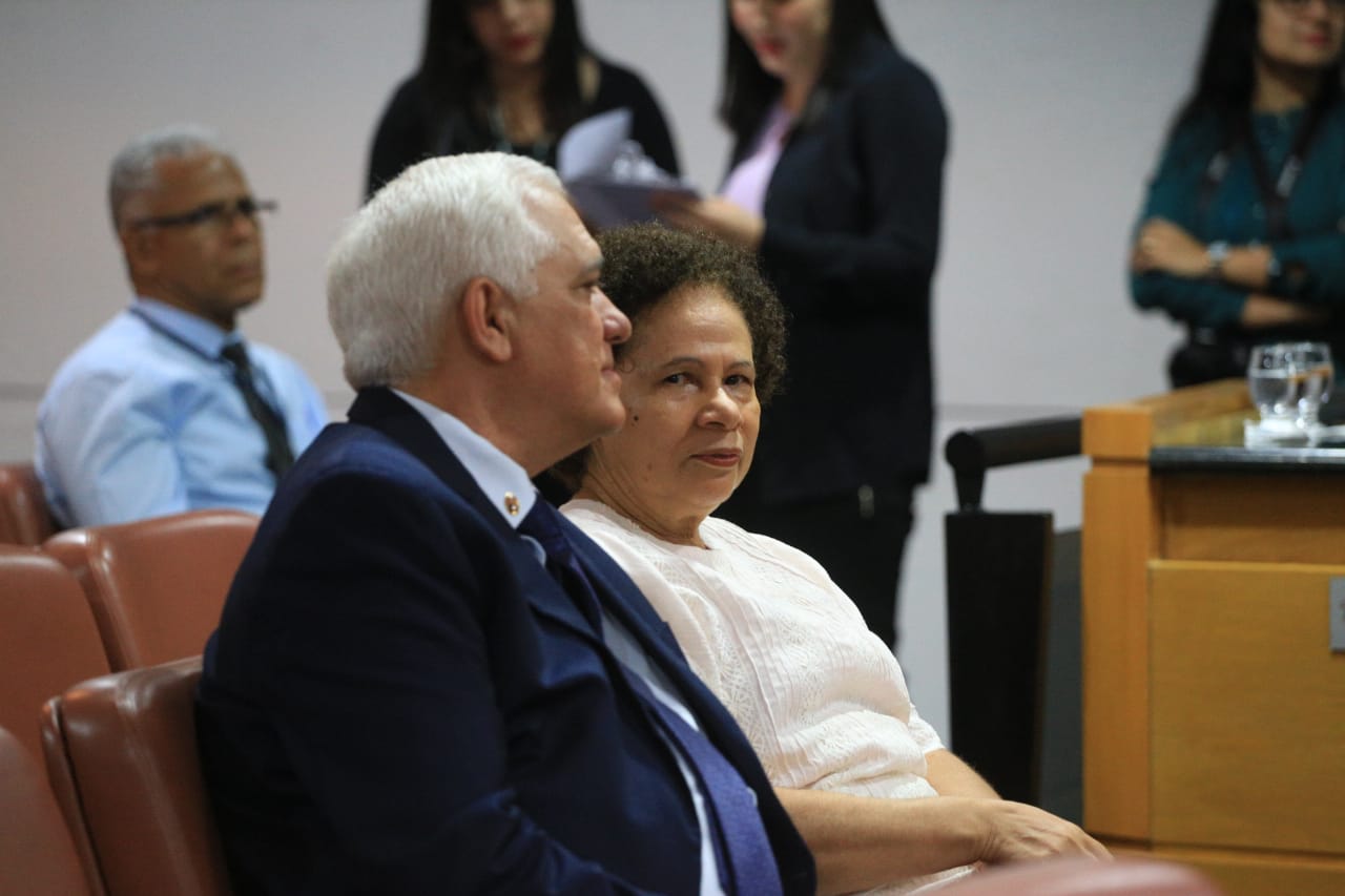 Themístocles Filho e Regina Sousa