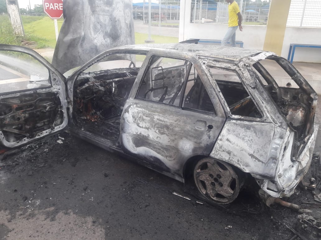 Veículo ficou completamente destruído