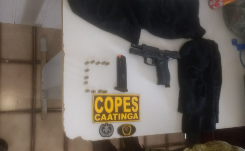 A arma foi encontrada enterrada em um local de difícil acesso