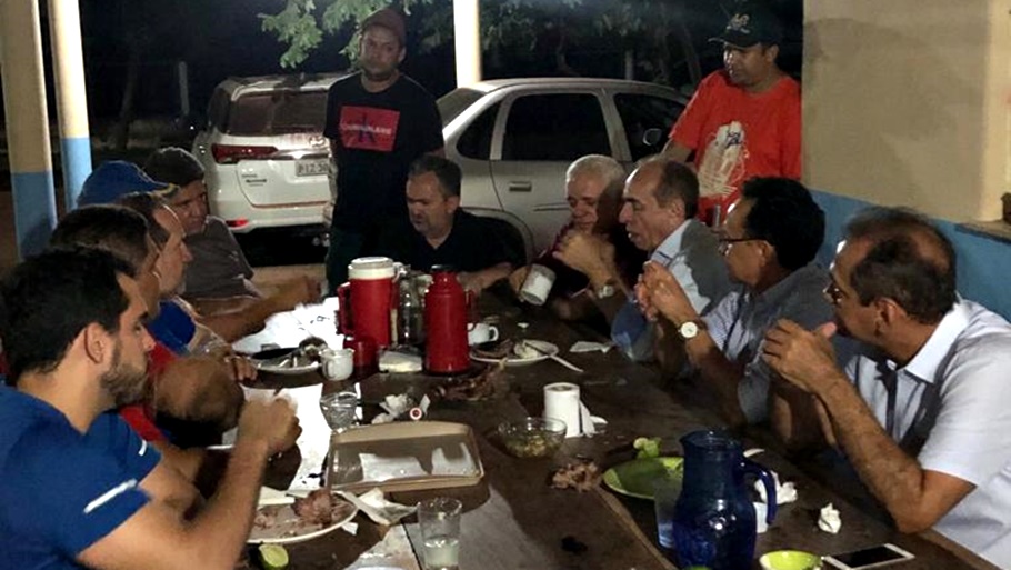 Themístocles janta com aliados
