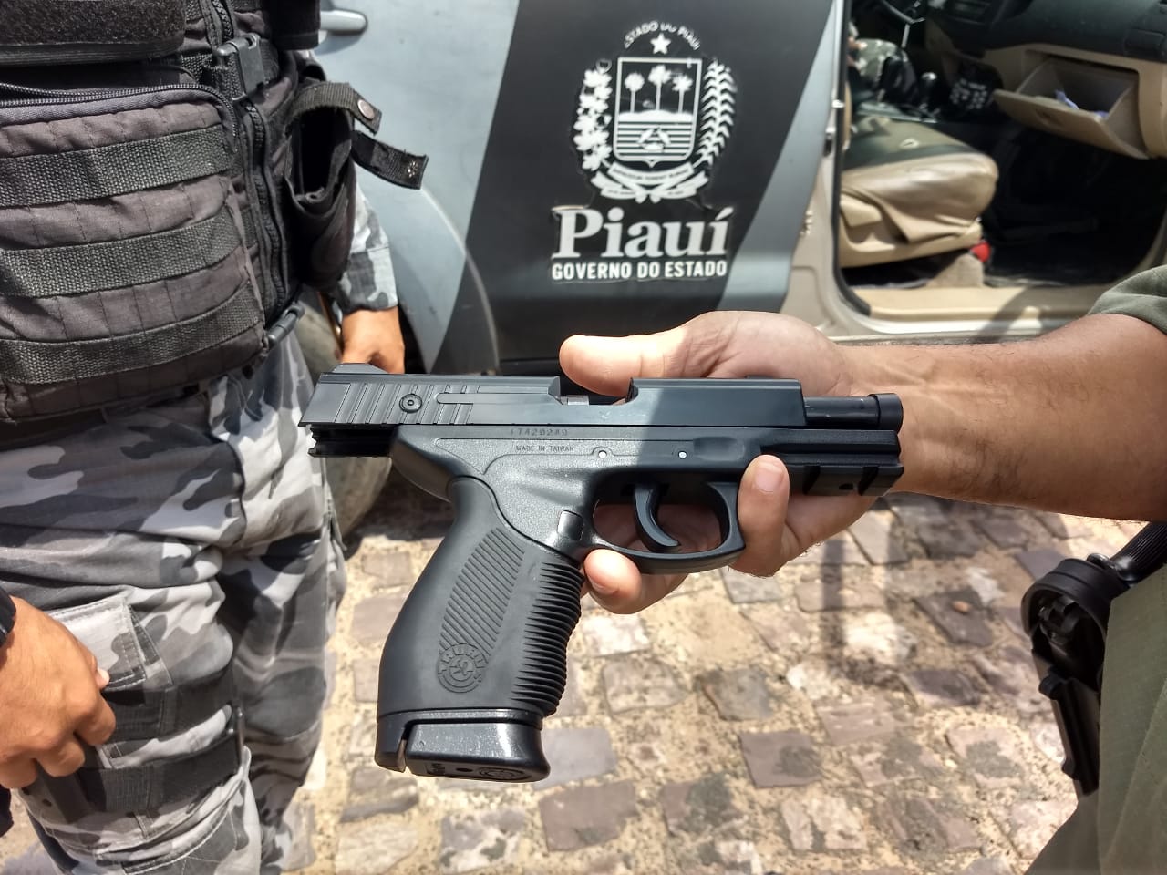 A arma foi apreendida pelo RONE