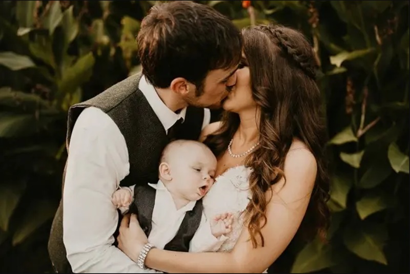 Bebê rouba a cena em ensaio de casamento dos pais ao tentar mamar