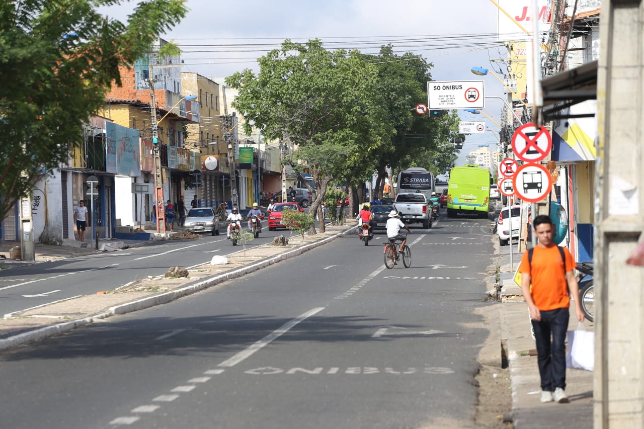 Avenida principal do Dirceu