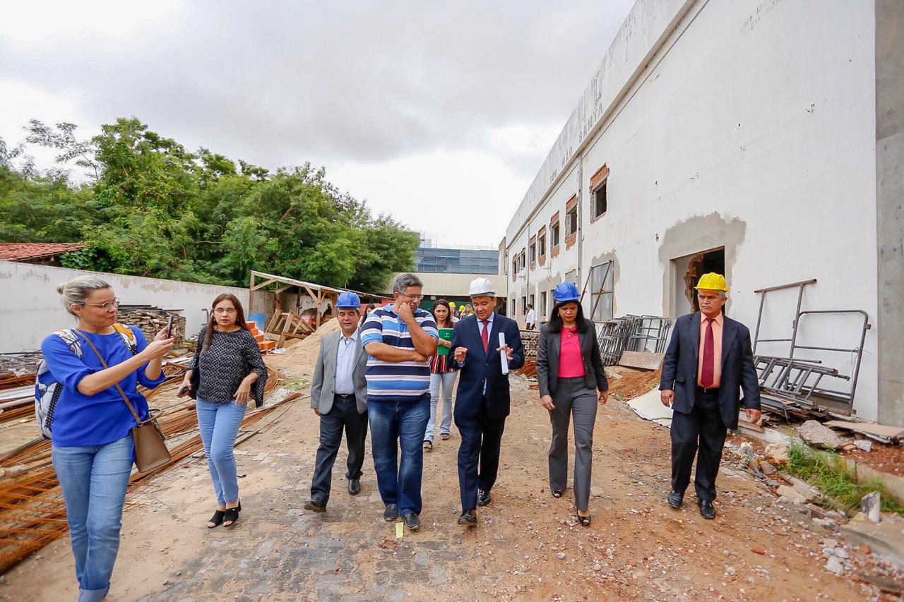 Governador em visita a obra de reforma da Defensoria Pública
