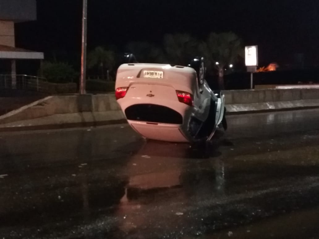 O Veículo capotou em cima da ponte que passa sobre o Rio Veredas